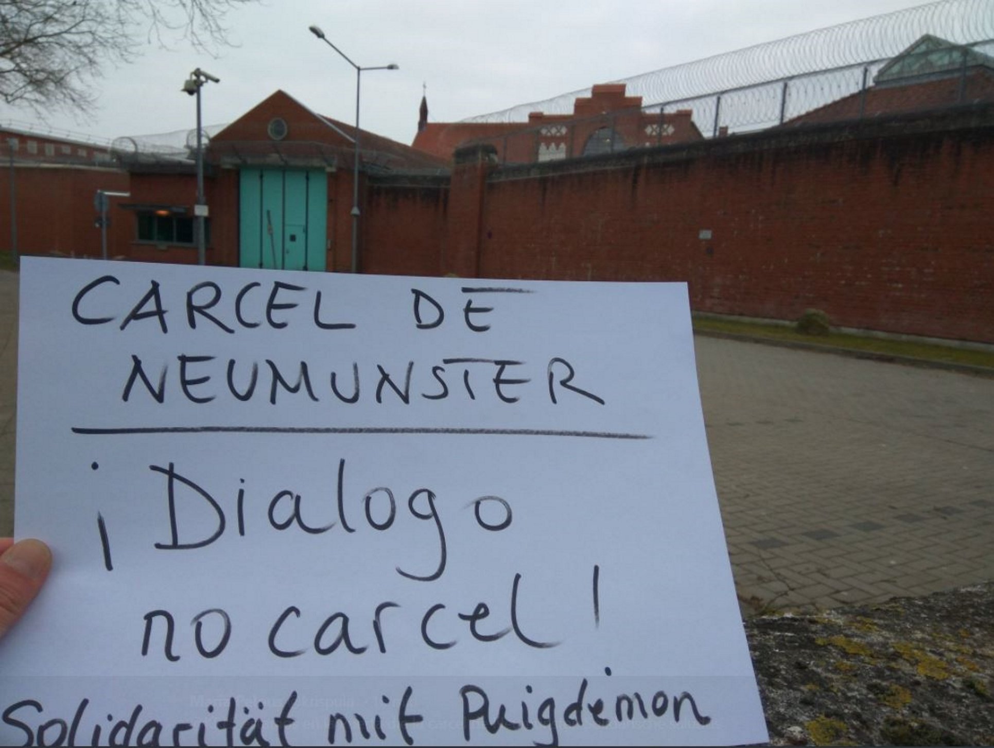 Mostres de solidaritat amb Puigdemont a la presó de Neumünster