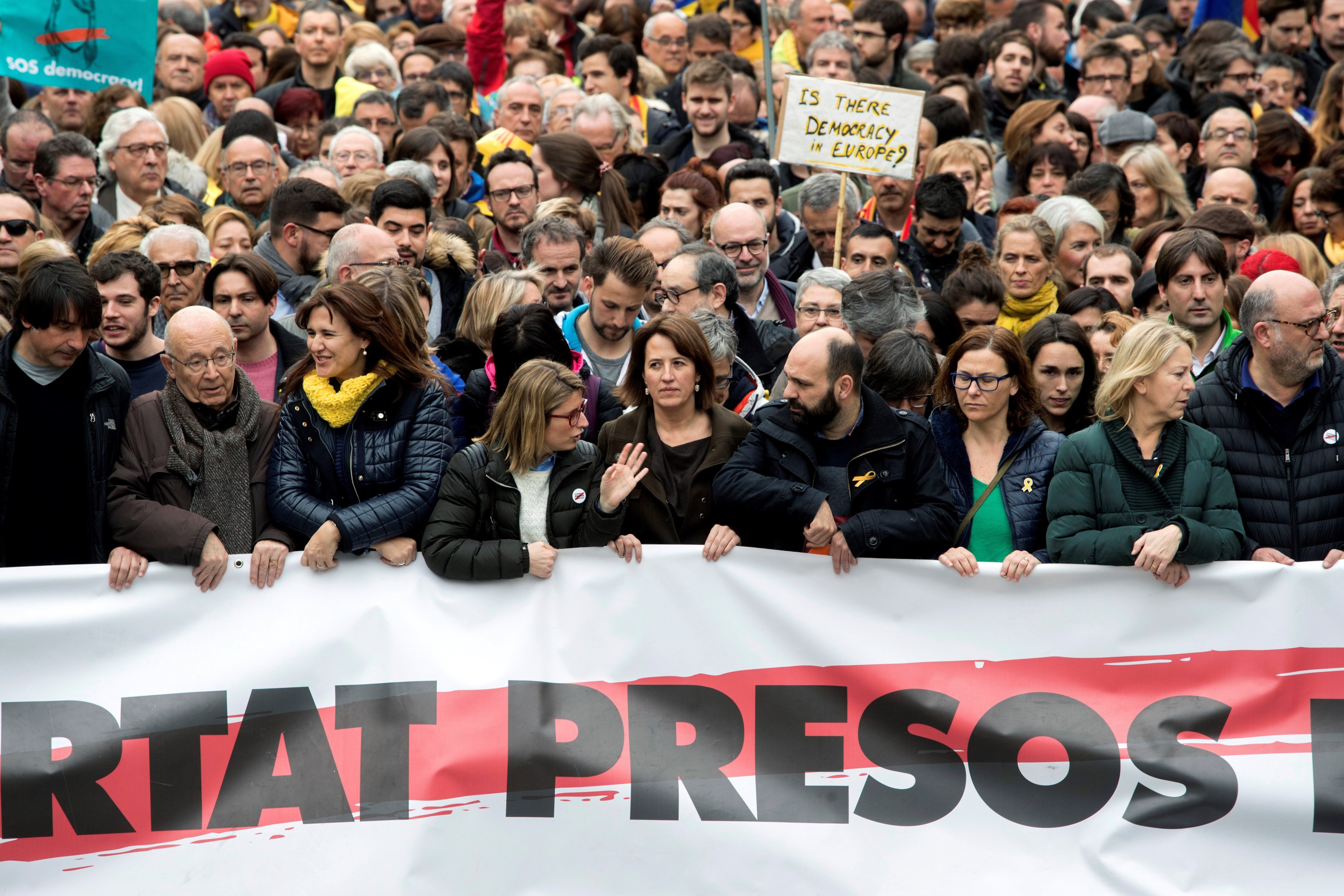 Tens of thousands protest in Barcelona against Puigdemont detention