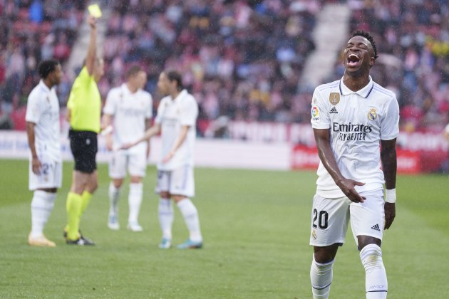 Vinícius lamentant-se després de veure una targeta groga / Foto: EFE Vinícius lamentant-se després de veure una targeta groga / Foto: EFE