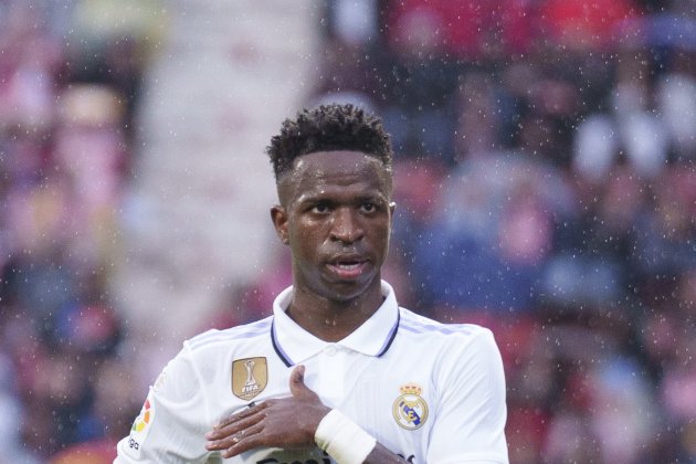 Vinicius limpándose el escudo del Real Madrid durante el partido ante el Girona / Foto: EFE