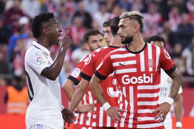 Vinícius y Taty Castellanos durante el Girona - Real Madrid / Foto: EFE Vinícius y Taty Castellanos durante el Girona - Real Madrid / Foto: EFE