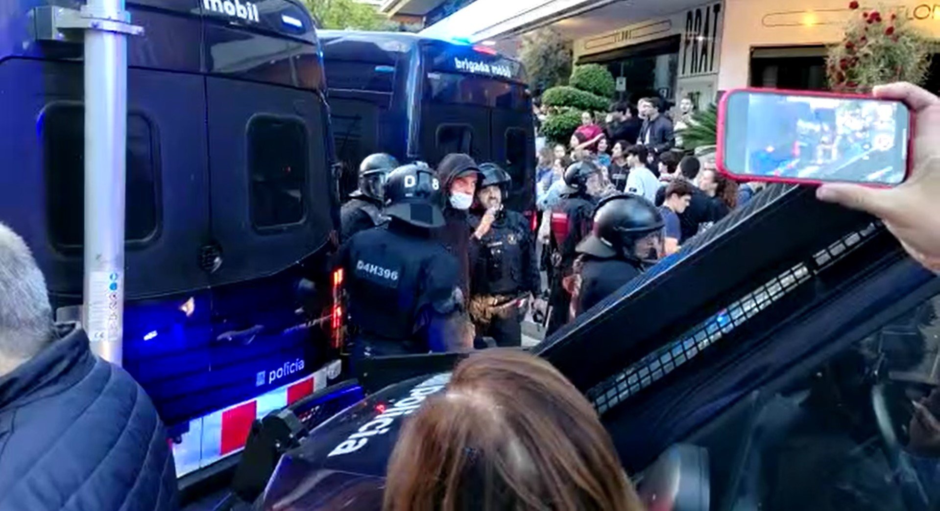 Policies s'enfronten amb una trentena d'okupes a la Bonanova | VÍDEO