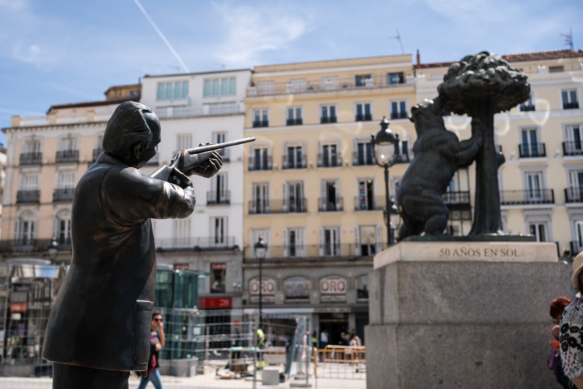 Juan Carlos I vuelve a salir de caza: el emérito apunta contra el 'Oso y el Madroño' de la Puerta del Sol