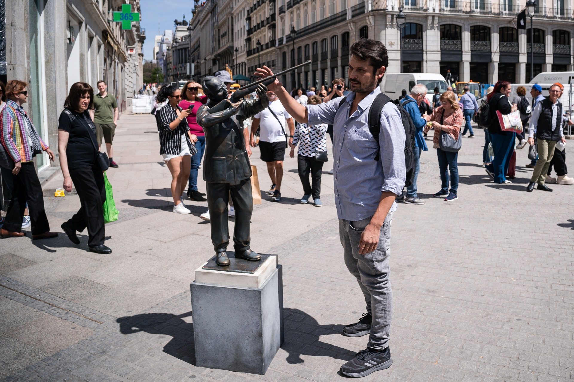 Nicolas Miranda amb l'escultura de Joan Carles I