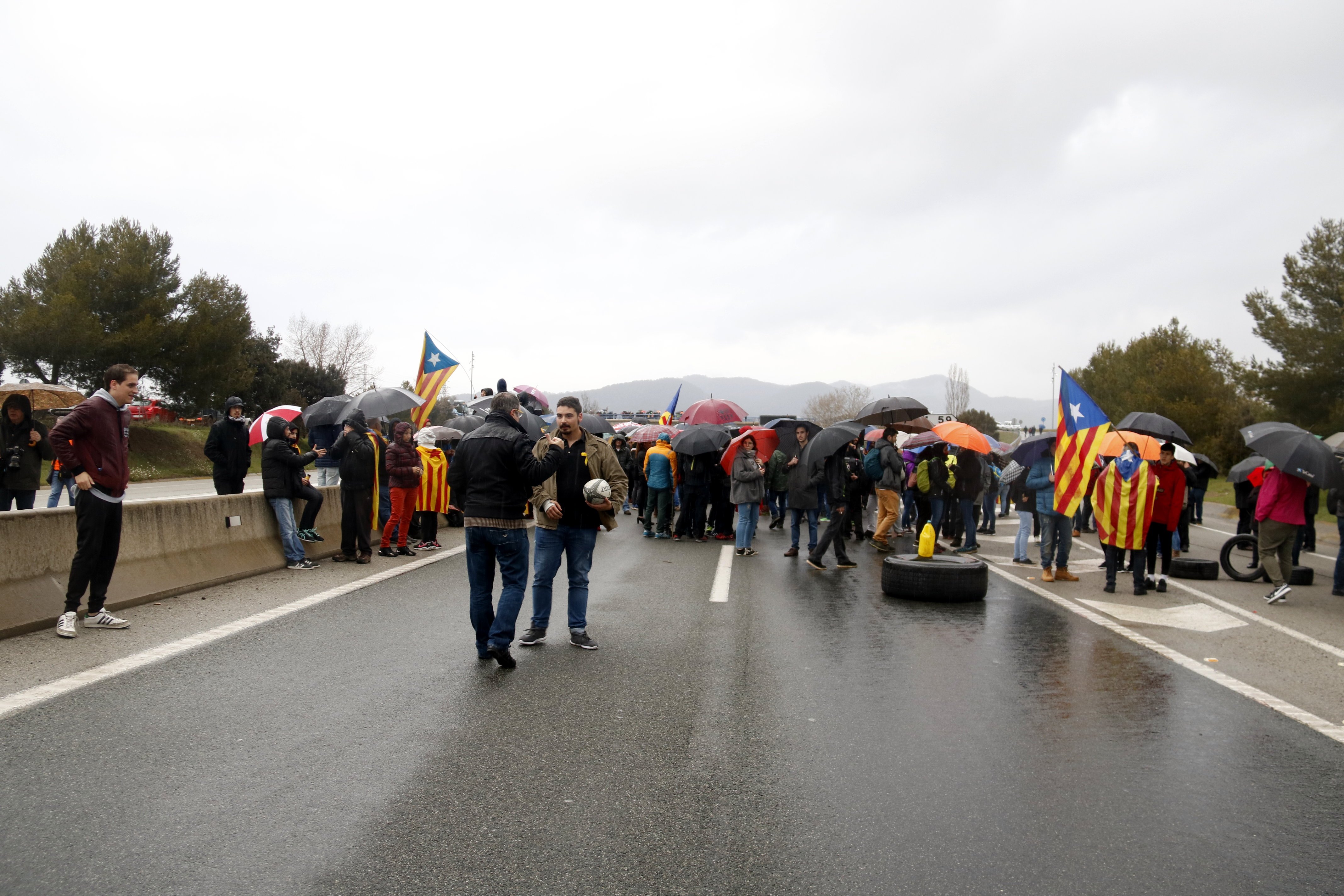 Carreteres tallades arreu del territori en suport de Puigdemont