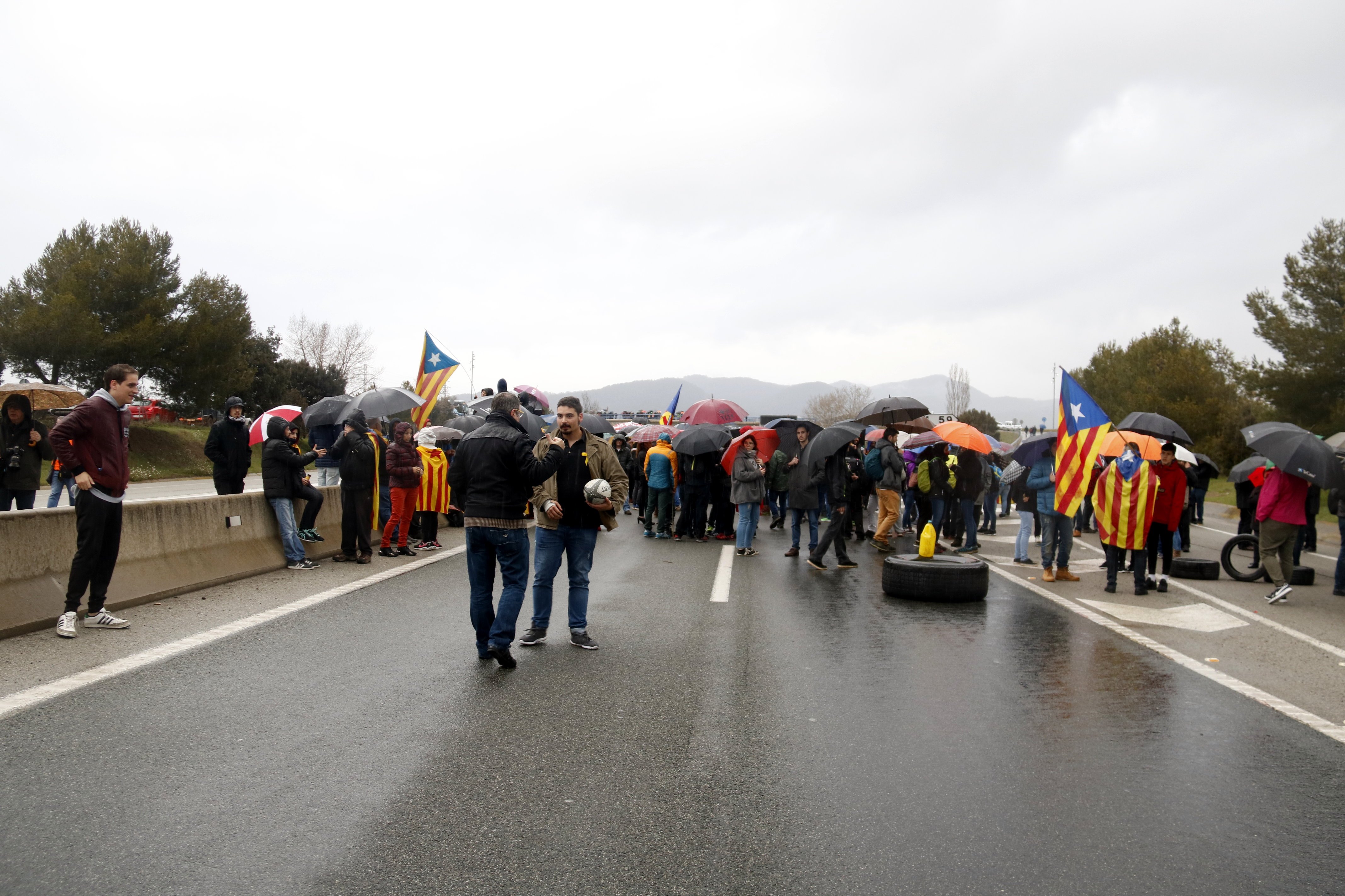 Carreteras cortadas en todo el territorio en apoyo a Puigdemont