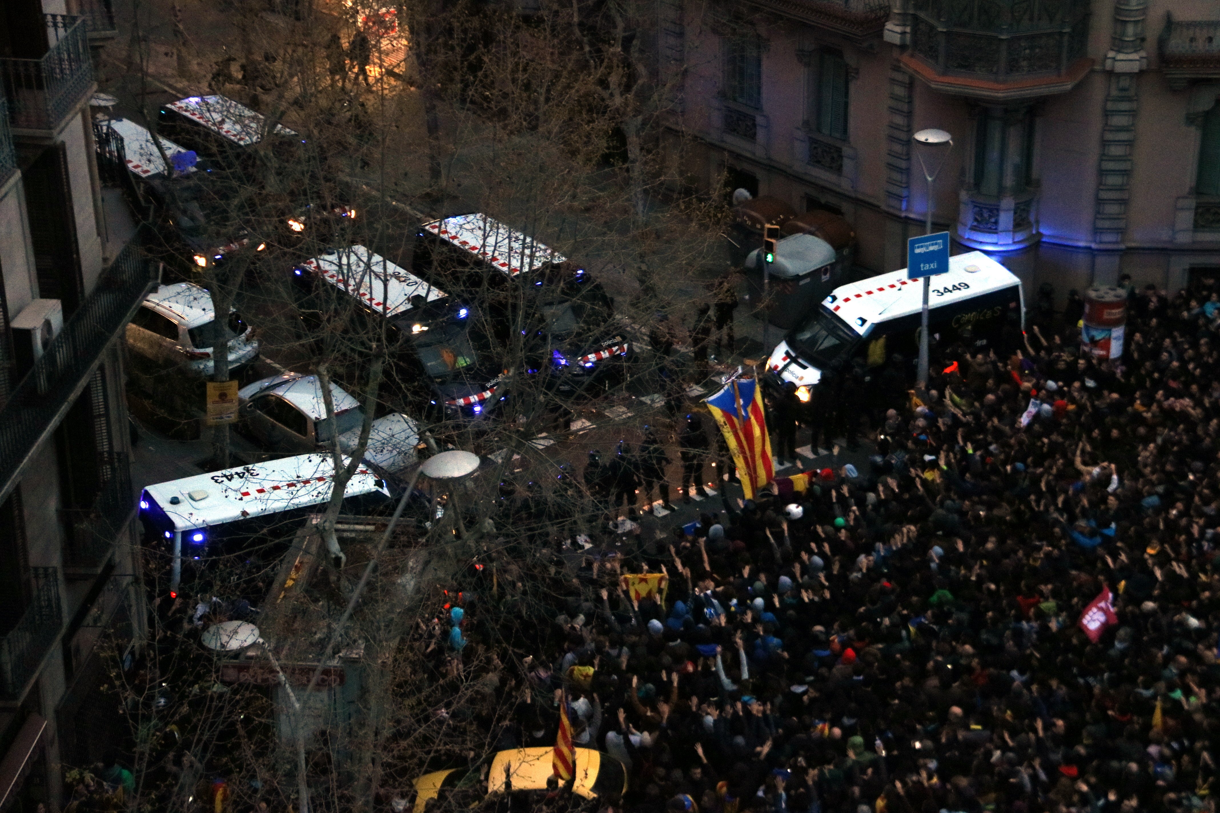 Un fotoperiodista es querella contra els Mossos per intent d'homicidi