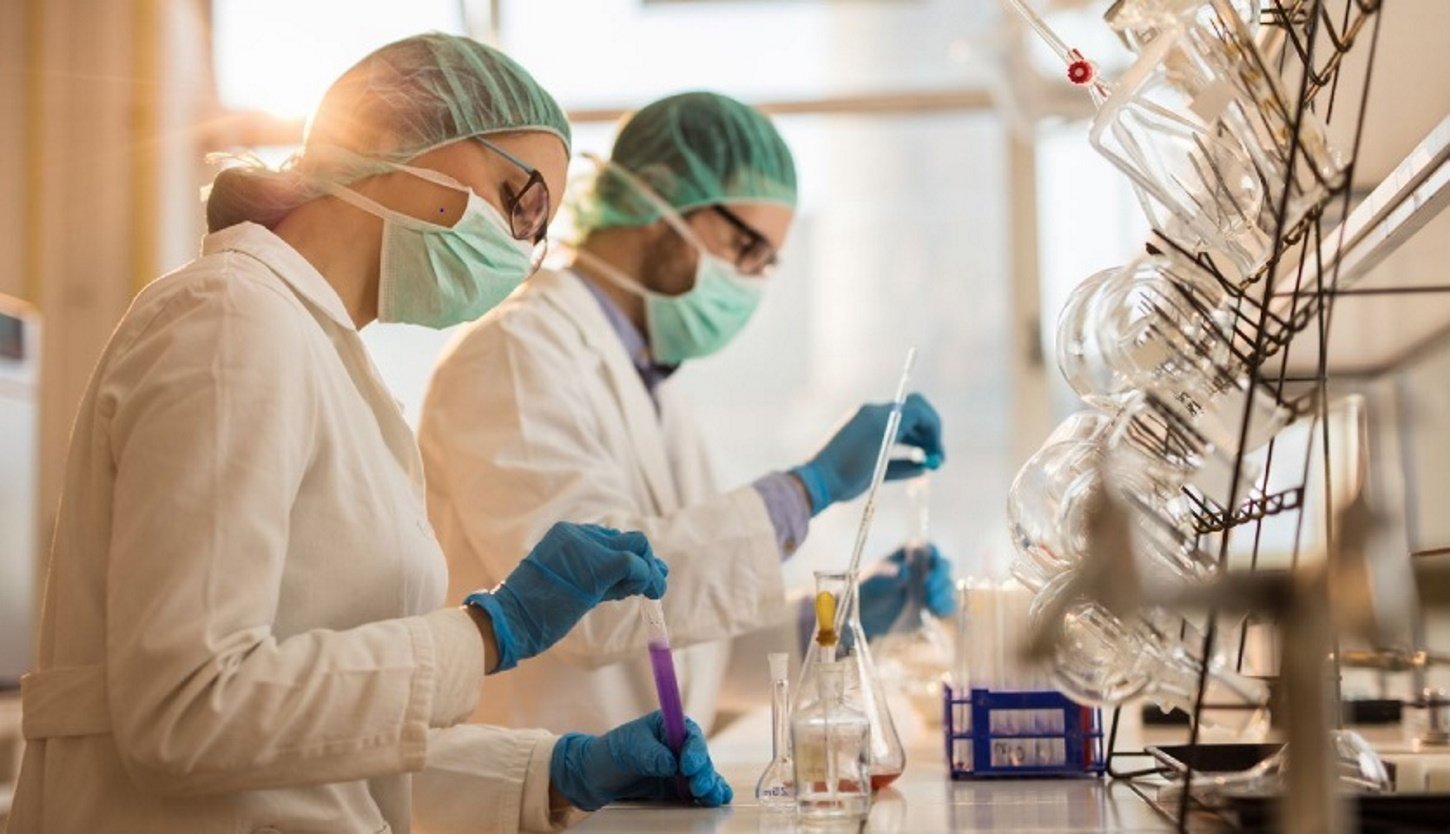 investigadores laboratorio FARMAINDUSTRIA