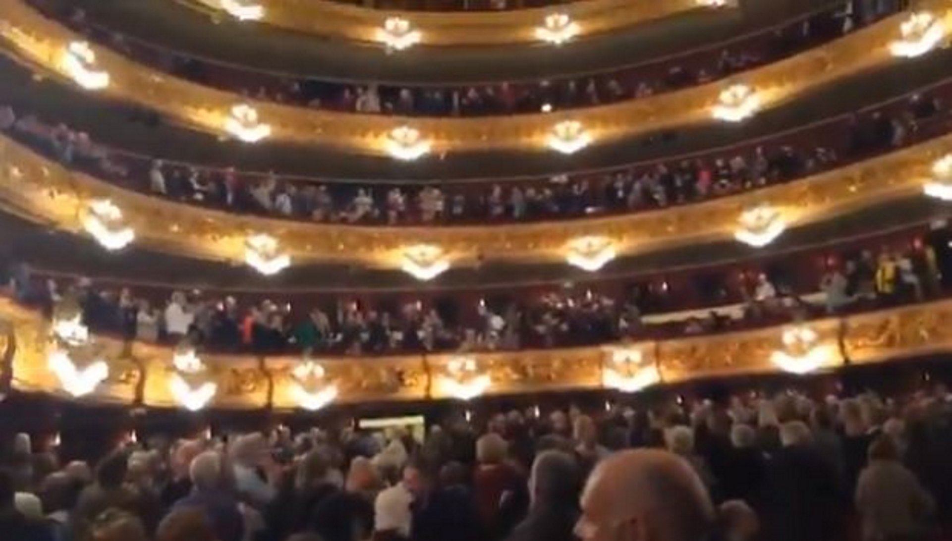 Video: El Liceu se desborda con gritos de libertad