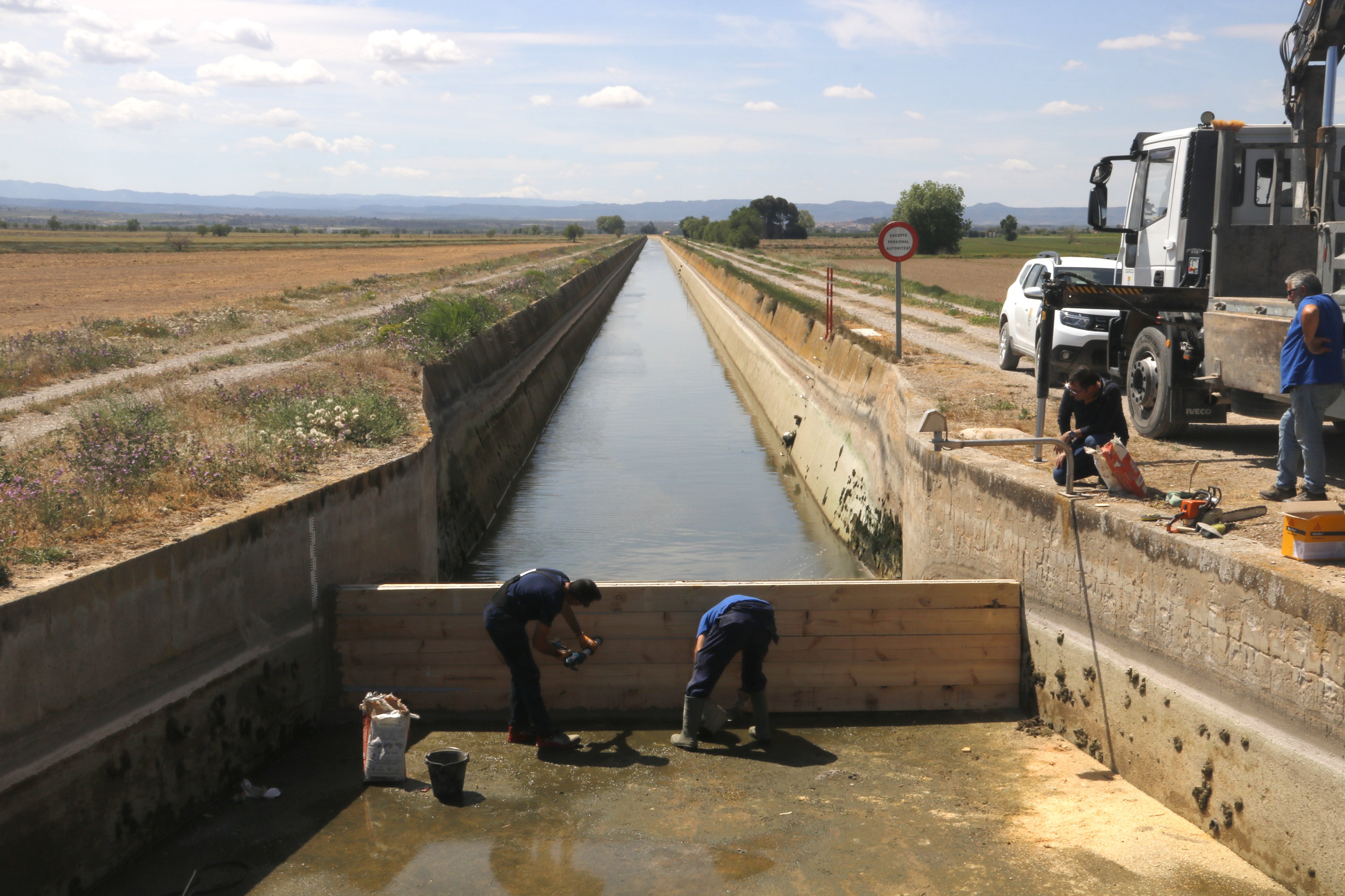 El Canal d'Urgell ja baixa sense volum després de tancar el reg: només circula un pam d'aigua