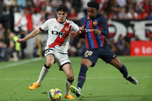 Alejandro Balde y Sergio Camello disputando balón durante el Rayo - Barça / Foto: EFE