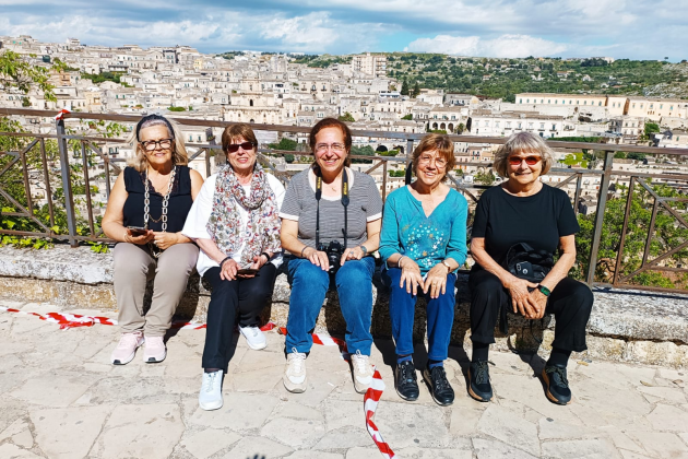 Mòdica. Part del grup de les noies, amb la ciutat al fons