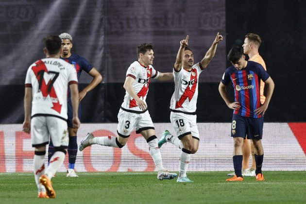 Álvaro García celebrant un gol del Rayo Vallecano davant de la decepció de Pedri i Ter Stegen / Foto: EFE Álvaro García celebrant un gol del Rayo Vallecano davant de la decepció de Pedri i Ter Stegen / Foto: EFE
