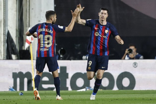 Robert Lewandowski celebrando un gol contra el Rayo Vallecano cono Jordi Alba / Foto: EFE