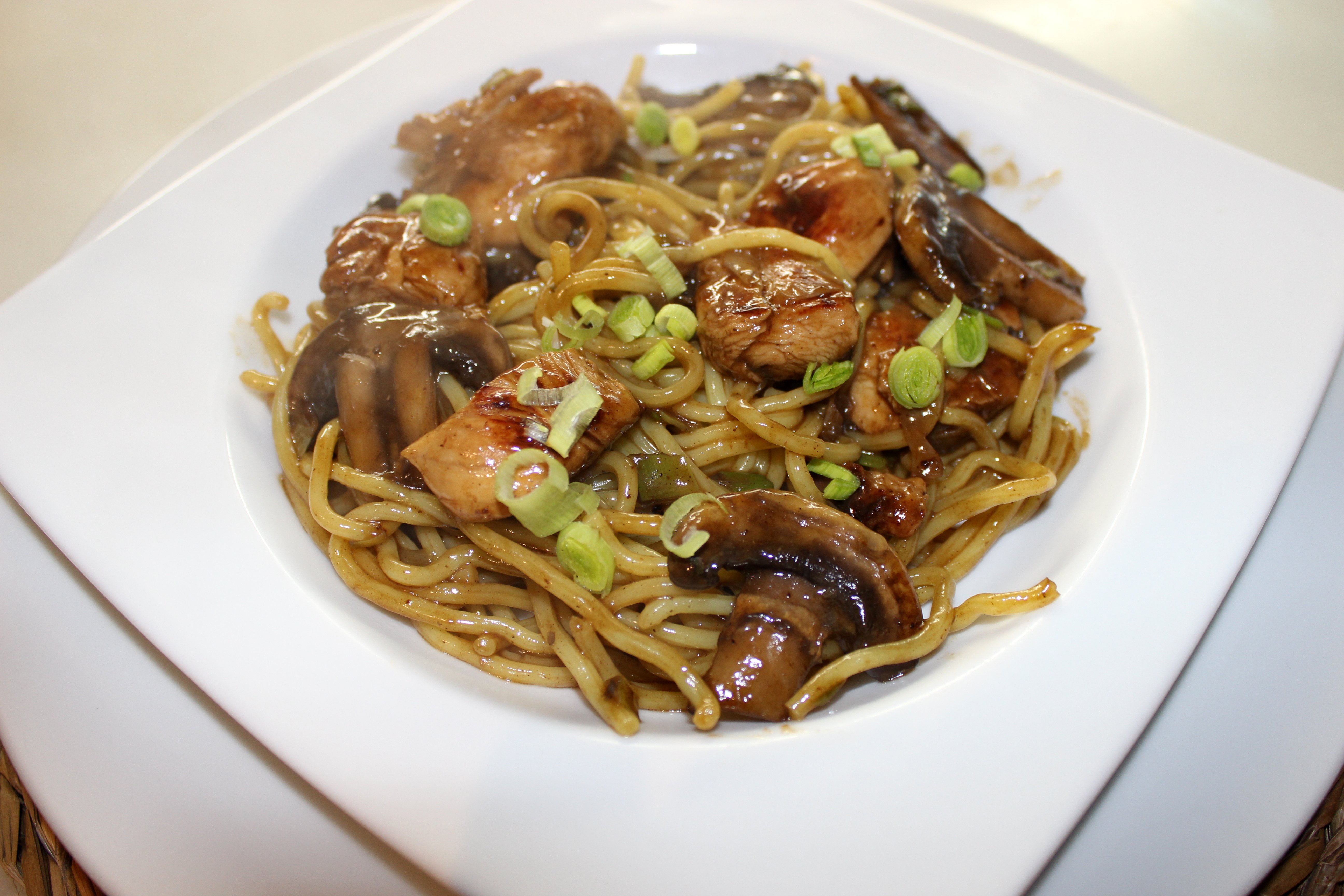 Wok de fideos con pollo yakisoba