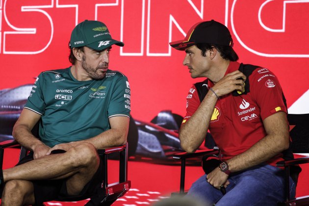 Fernando Alonso i Carlos Sainz parlant en la prèvia d'un GP de Fórmula 1 / Foto: Europa Press