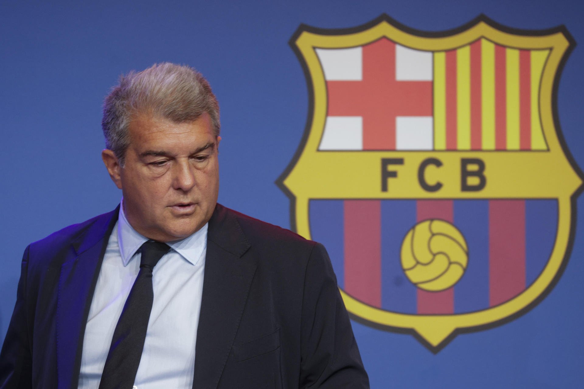 La purga en el Barça no se detiene y Joan Laporta le pide que se vaya por las buenas o por las malas
