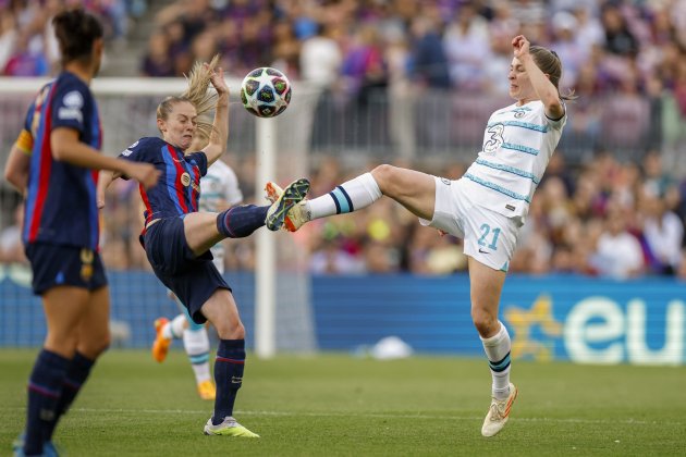 Keira Walsh luchando miedo un balón durante el Barça - Chelsea / Foto: EFE