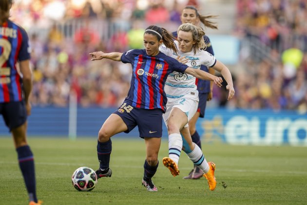 Aitana Bonmatí conduciendo el balón durante el Barça - Chelsea / Foto: EFE