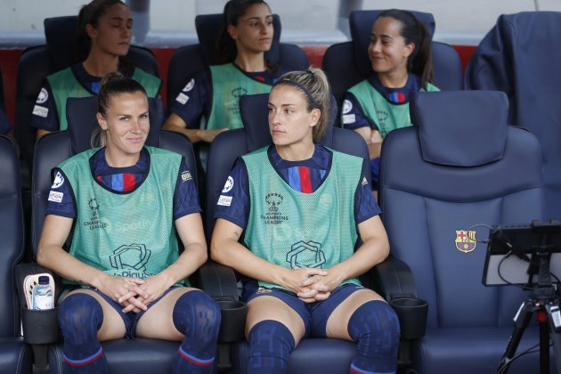 Alexia Putellas en el banquillo del Camp Nou tras su lesión / Foto: EFE