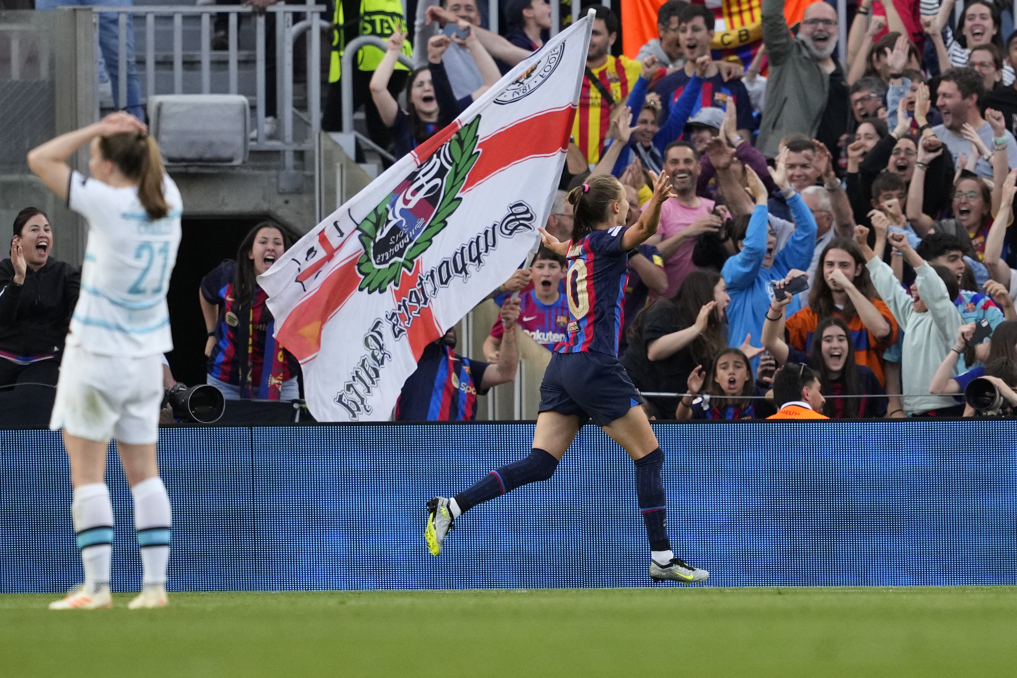 Pantalla gigante en la plaza Catalunya de Barcelona para la final de la Champions femenina