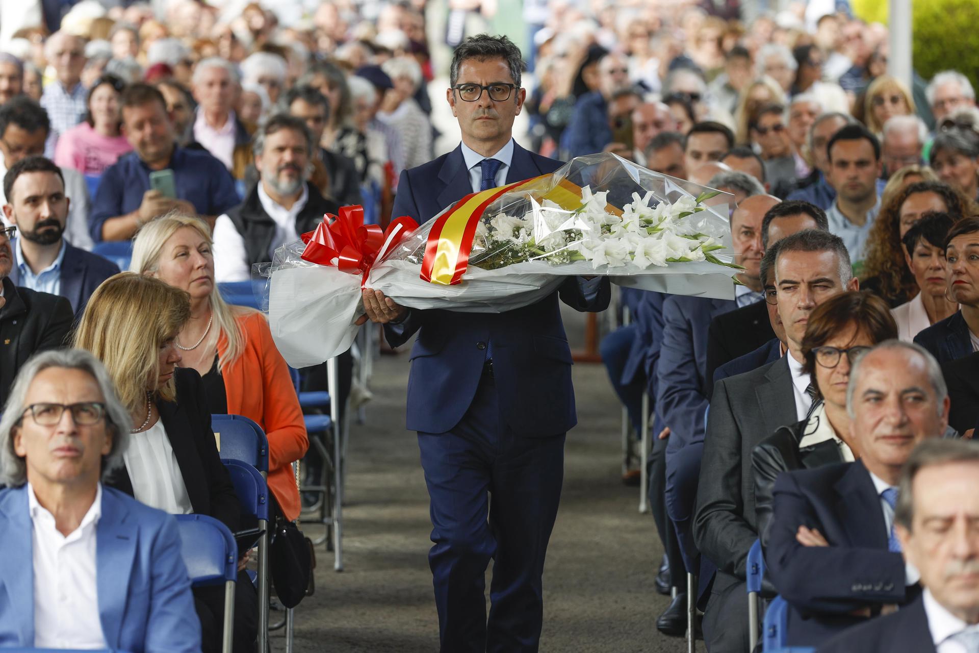 Polémica por la bandera española en el homenaje de Félix Bolaños a Gernika