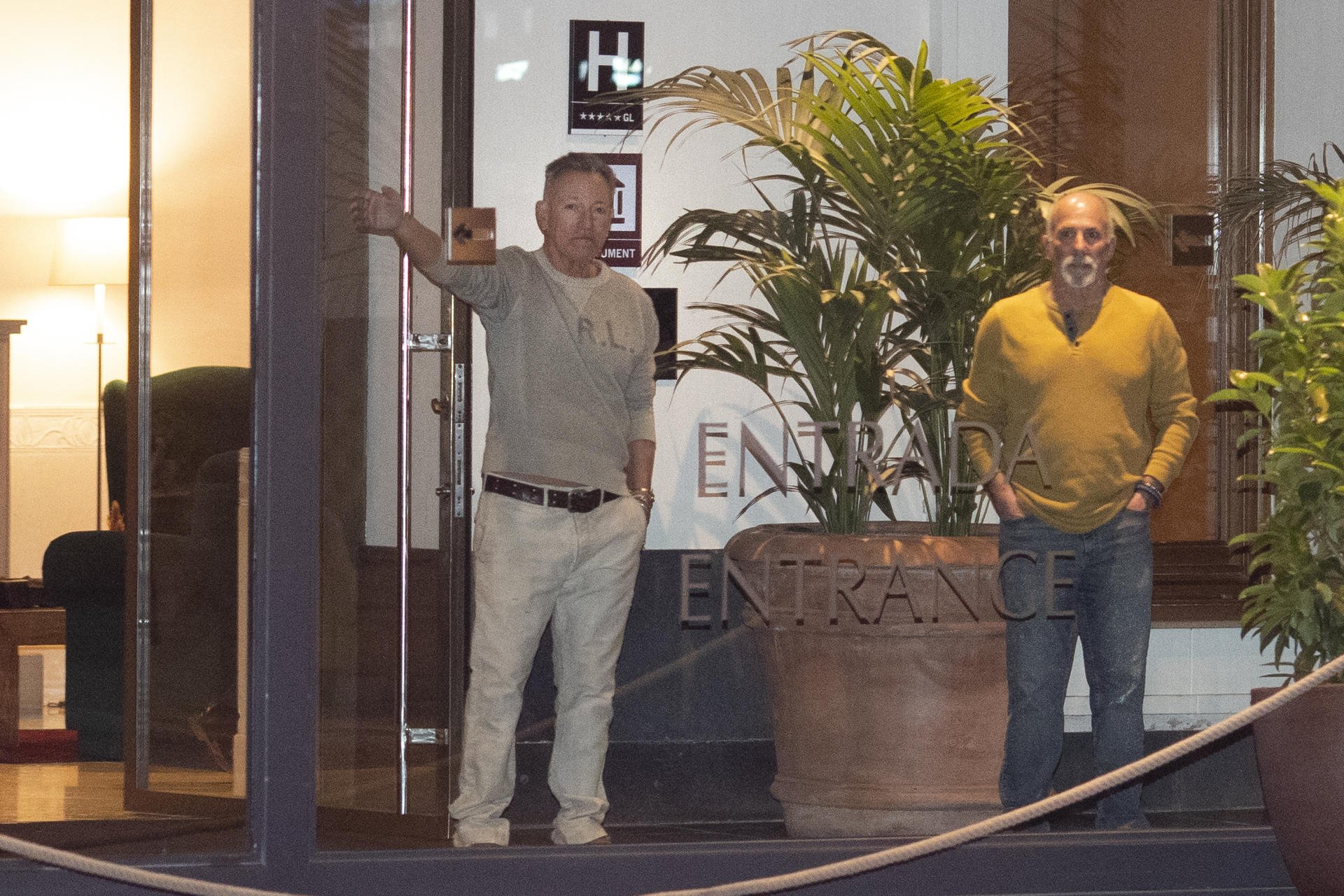 Bruce Springsteen en la puerta del hotel La Florida en Barcelona / Europa Press