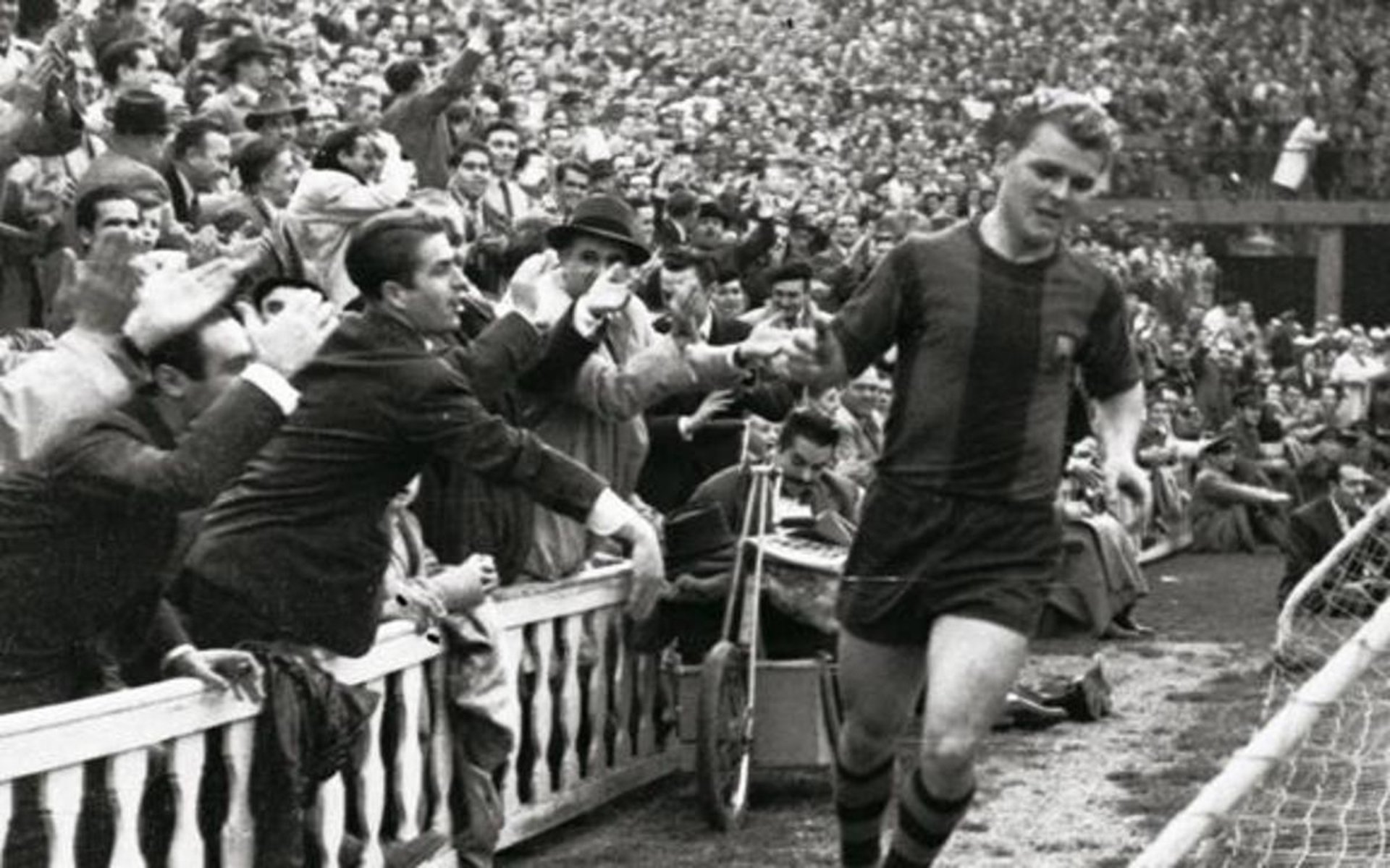 Kubala debuta oficialment amb el Barça