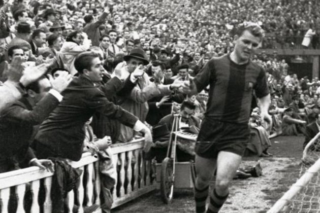 Kubala debuta oficialmente con el F.C.Barcelona. Kubala en el campo de Les Corts. Fuente F.C.Barcelona Kubala debuta oficialmente con el F.C.Barcelona. Kubala en el campo de Les Corts. Fuente F.C.Barcelona