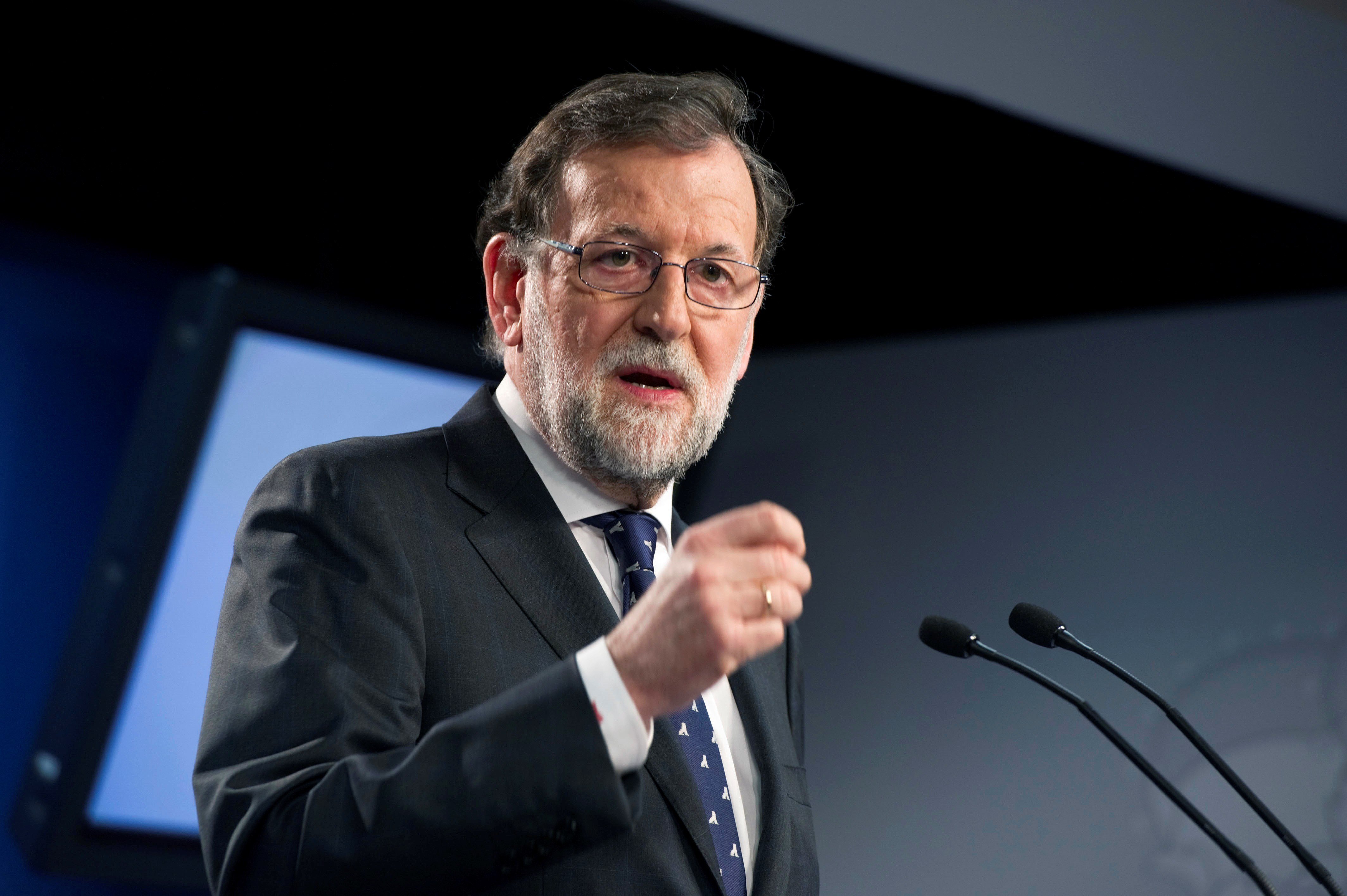 Rajoy contactó con Pedro Sánchez y Rivera tras la detención de Puigdemont