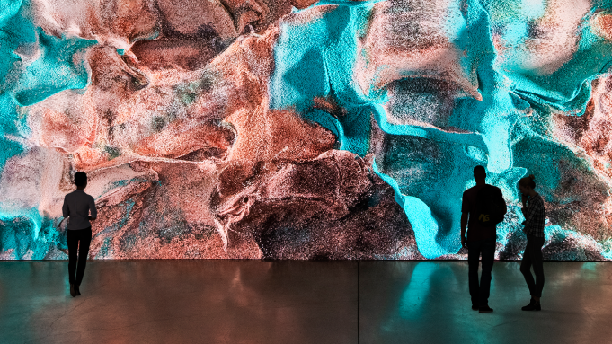 4.000 metres quadrats, quatre mesos i 16 obres de 16 artistes per descubrir l’art i el disseny digital