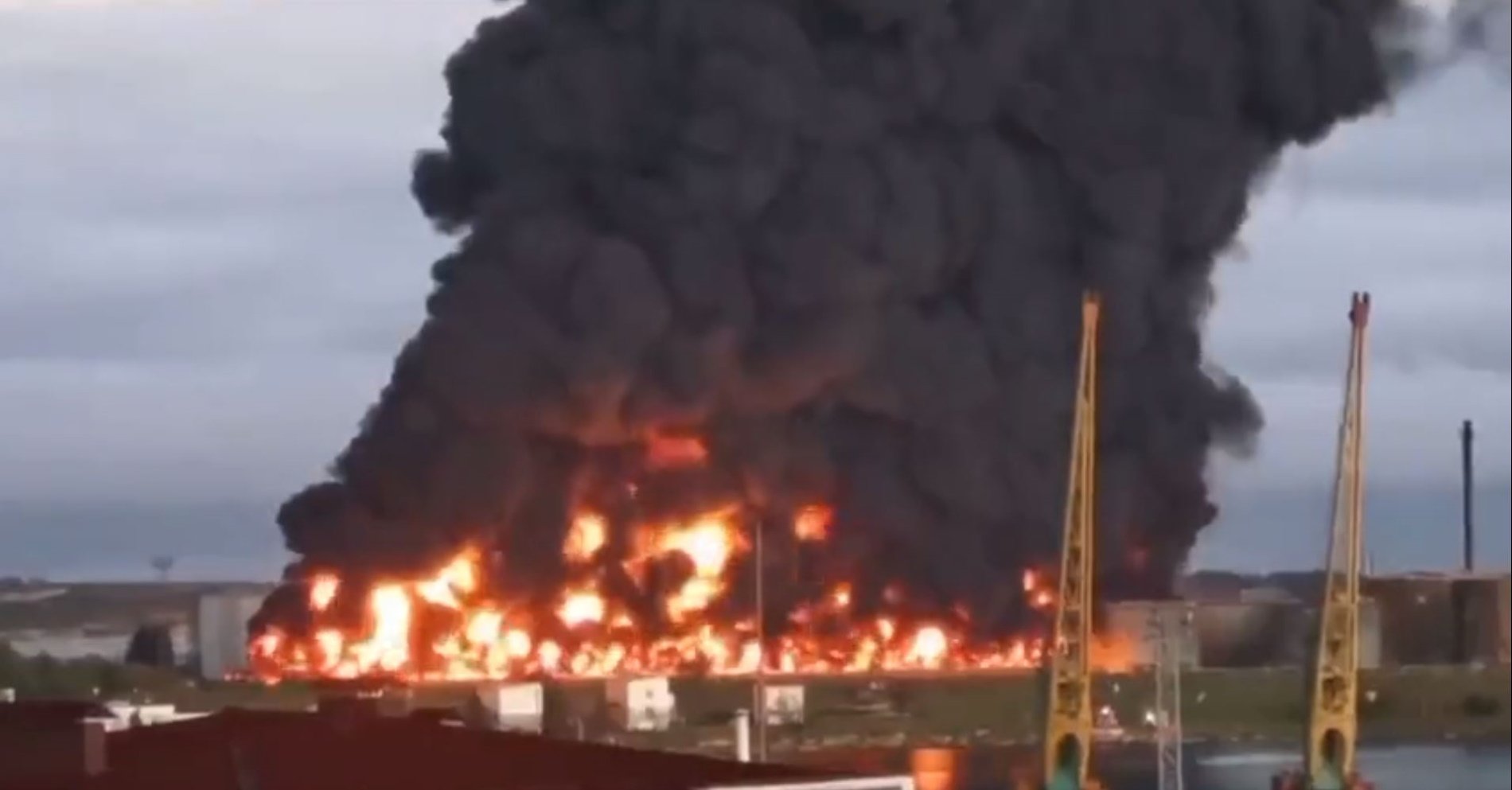 Un dron ucraniano provoca el caos en Sebastopol: un gran depósito de petróleo ruso en llamas