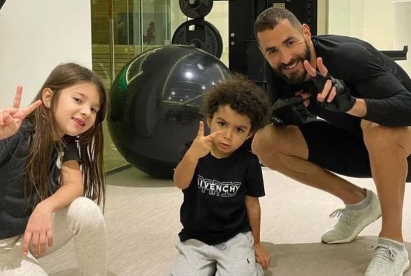 Karim Benzemá y sus hijos en el gimnasio   IG