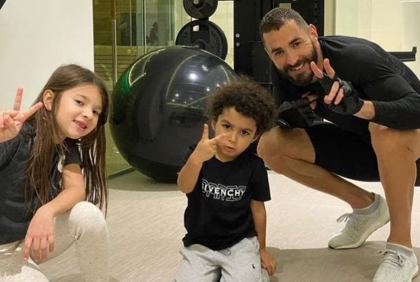 Karim Benzemá i els seus fills al gimnàs IG Karim Benzemá i els seus fills al gimnàs IG