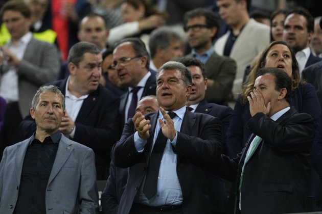 Joan Laporta aplaudint llotja Camp Nou Barça / Foto: EFE