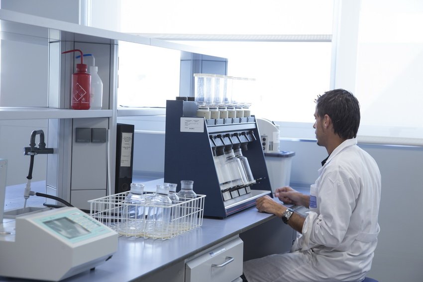 Com es controla la qualitat de l'aigua de rius, pantans i aiguamolls?