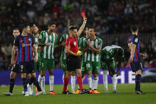 Barça Betis expulsión Edgar González árbitro Carlos del Cerro Grande / Foto: EFE Barça Betis expulsión Edgar González árbitro Carlos del Cerro Grande / Foto: EFE