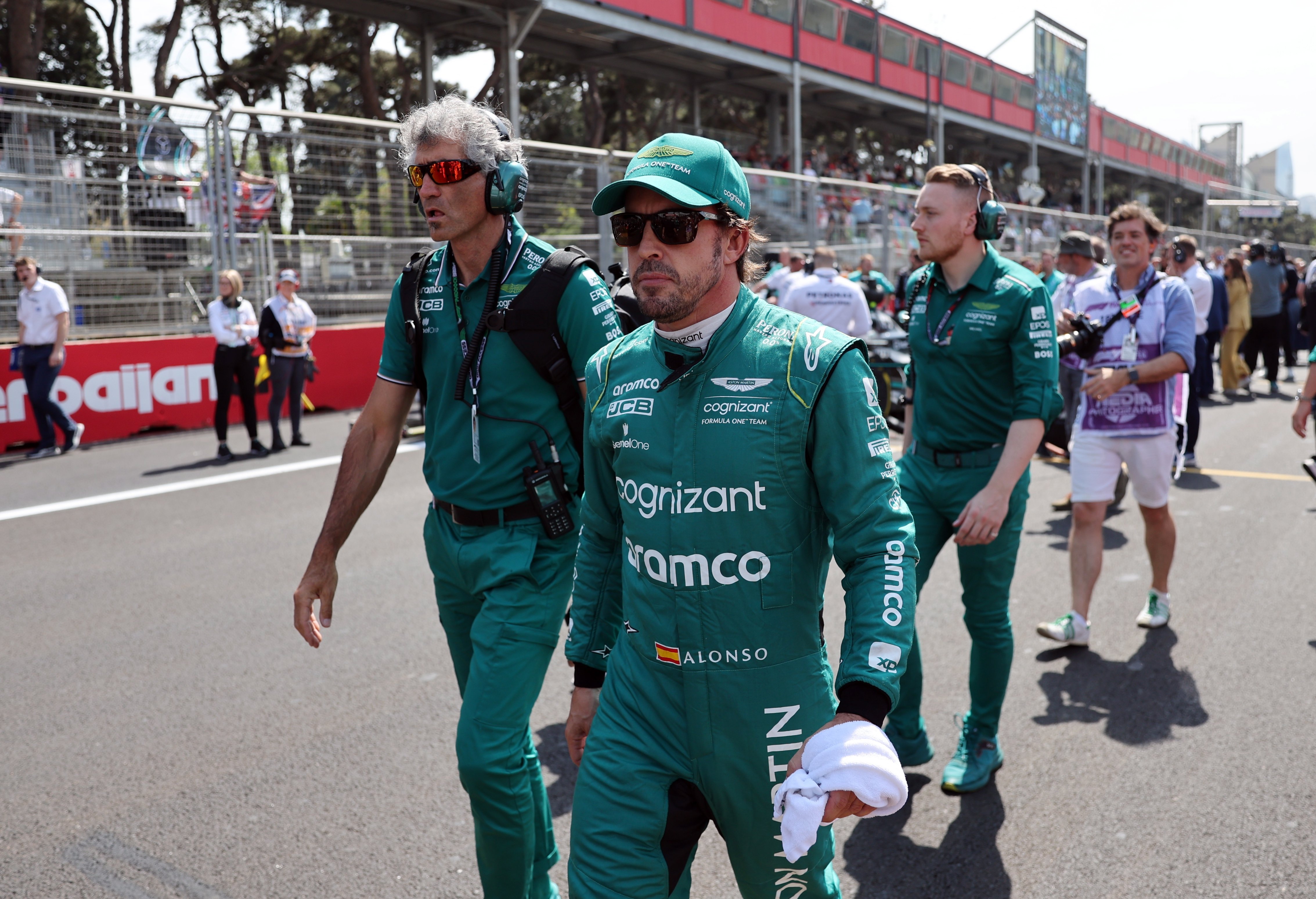 Fernado Alonso se queda a las puertas del podio en Azerbaiyán; Checo Pérez reina por delante de Verstappen