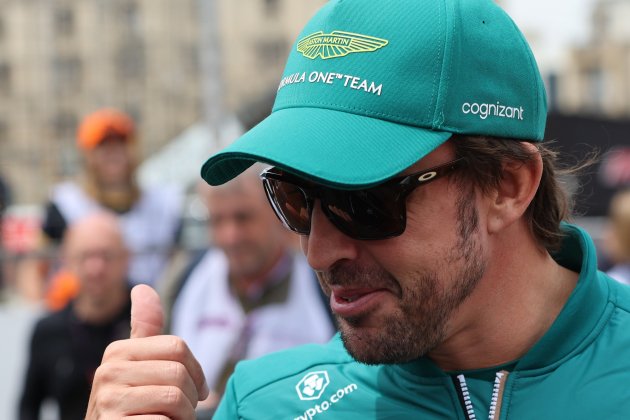 Fernando Alonso amb el polze arribar en Azerbaijan / Foto: EFE - Ali Haider