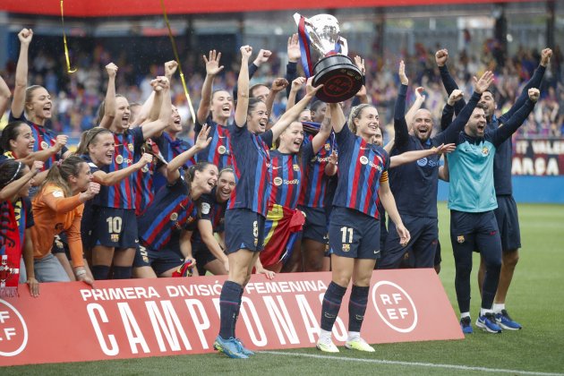 Barça femenino levanta título de Liga / Foto: EFE - Toni Albir