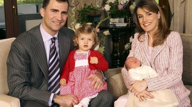 Felipe, Letizia, Leonor y Sofía recién nacida   Casa Real