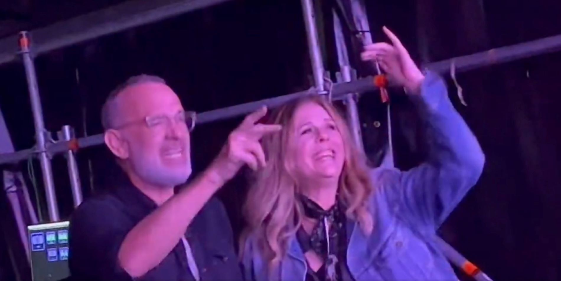 Tom Hanks se lo pasa pipa en el segundo (y último) concierto de Bruce Springsteen en Barcelona | VÍDEO