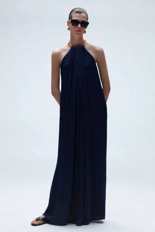 Aviso todas las mujeres elegantes por el nuevo vestido matrícula de de Massimo Dutti