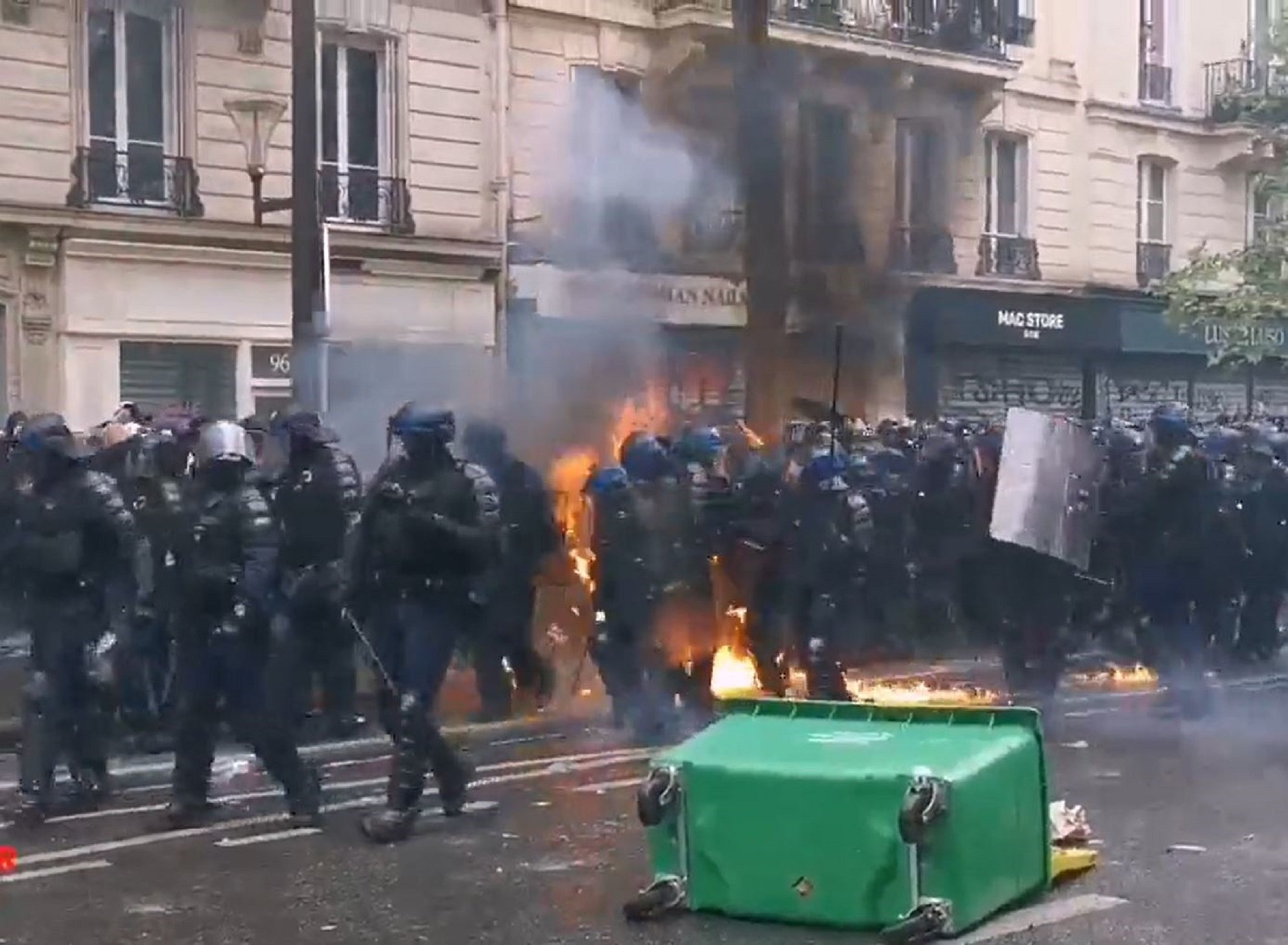 Incidentes muy violentos en París protagonizados por los Black Blocs | VÍDEO