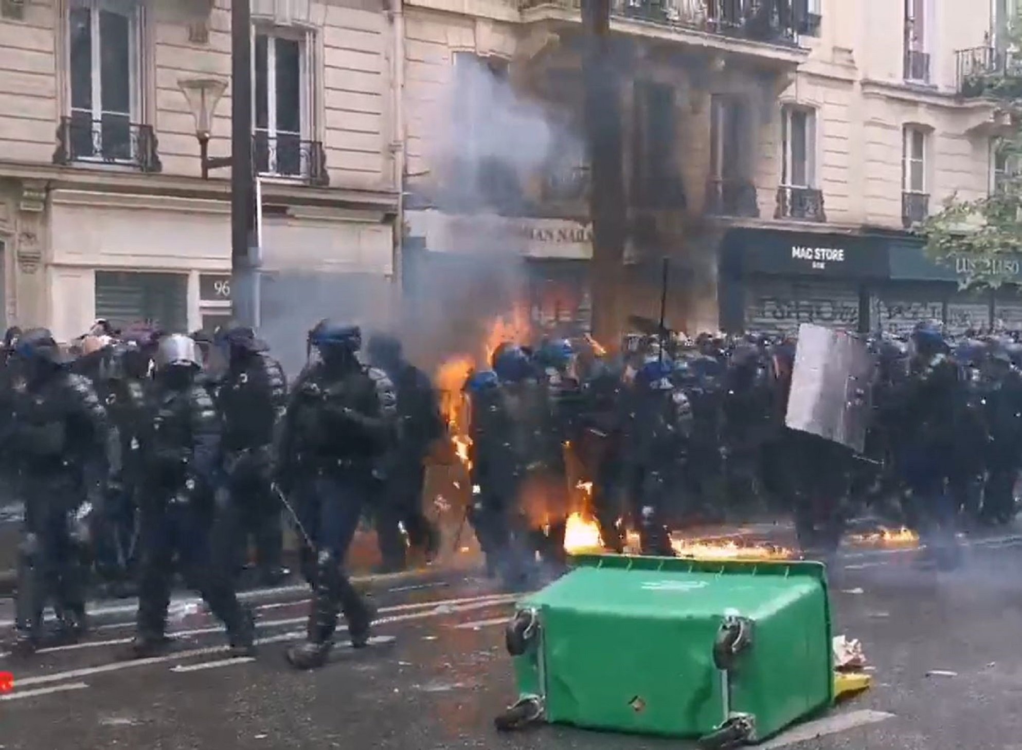 Incidents molt violents a París protagonitzats pels Black Blocs | VÍDEO