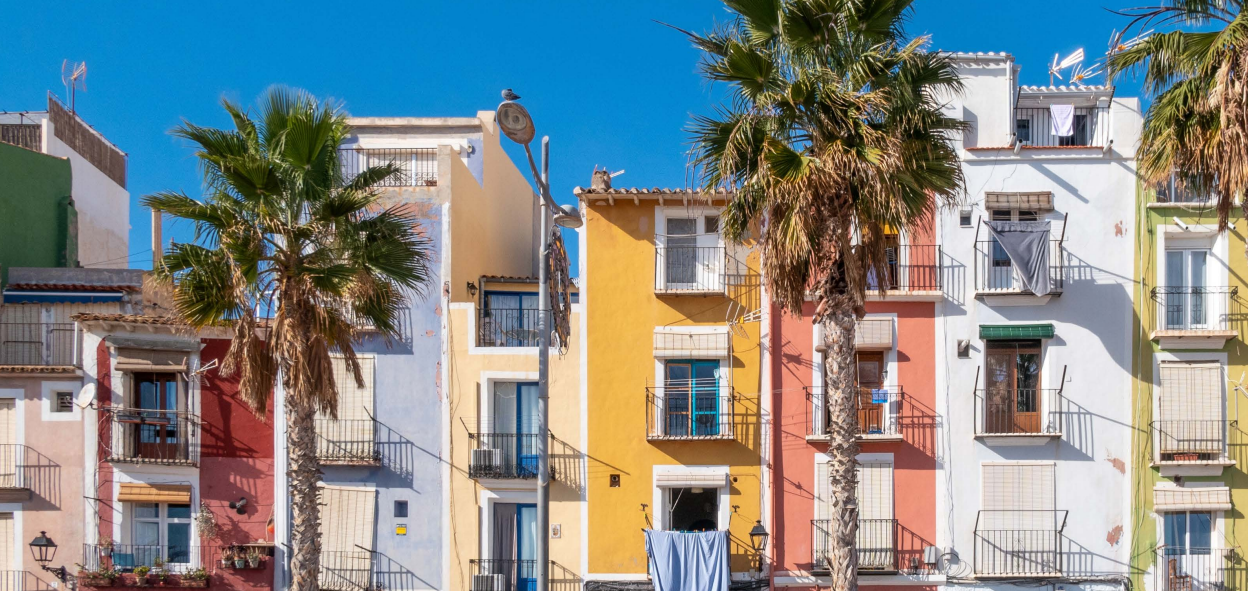 Las pernoctaciones en apartamentos turísticos crecen, pero las reservas nacionales bajan