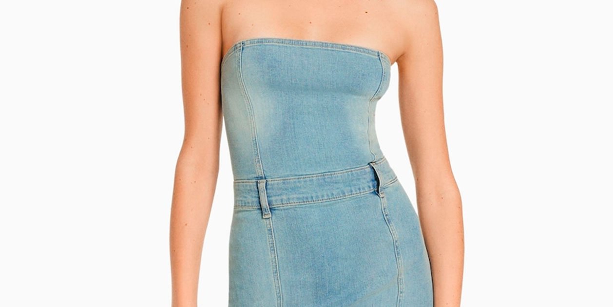 Llista d'espera de 10 a 18 dies per al vestit denim bandeau de Bershka que arrasa