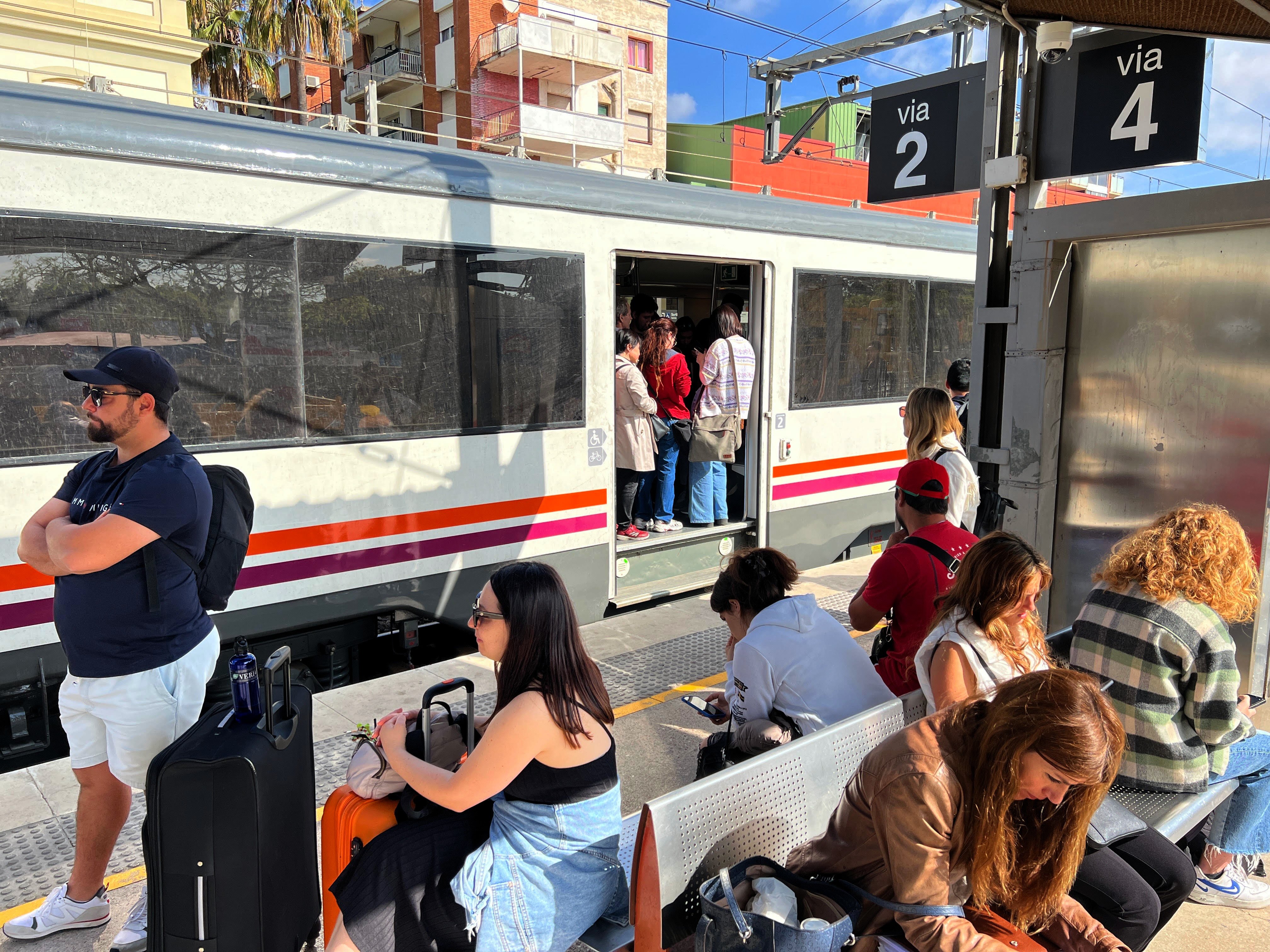 Un incendi en un quadre de senyals a Gavà provoca grans retards a l'R2 Sud