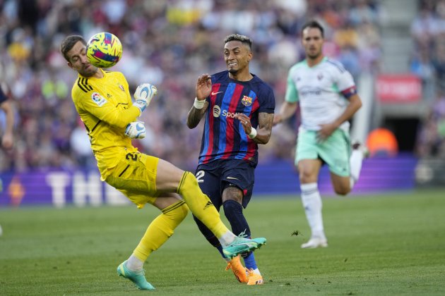 Raphinha intenta marcar a Barça Osasuna / Foto: EFE - Alejandro García Raphinha intenta marcar a Barça Osasuna / Foto: EFE - Alejandro García