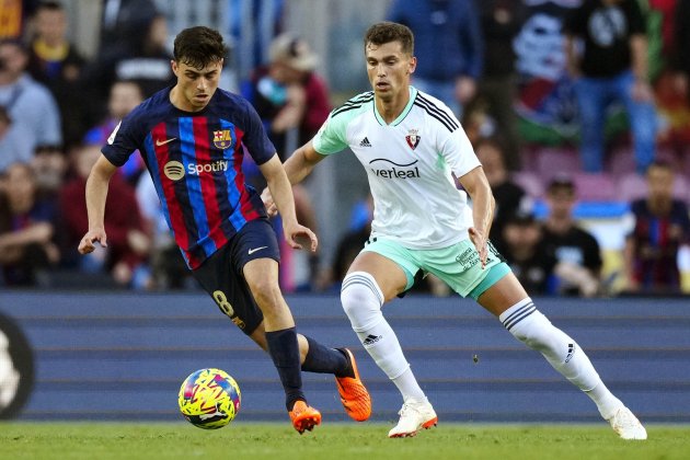 Pedri González protege el balón Barça Osasuna / Foto: EFE - Enric Fontcuberta